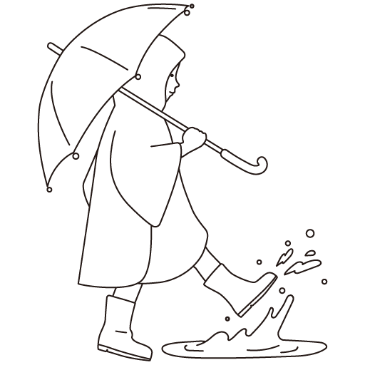 雨具ポンチョを着た傘を刺す幼い男の子が水溜まりを蹴る